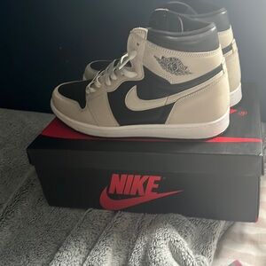 Air Retro Jordan one Black and grey worn twice with extra laces